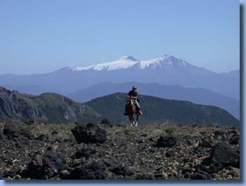 Reiter vor Vulkan - Reitabenteuer Anden&uuml;berquerung Chile - Argentinien